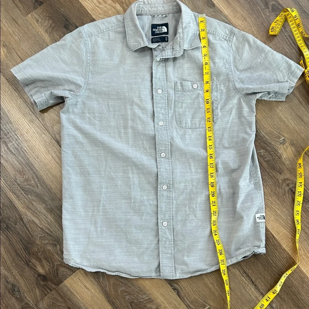 The North Face Mens Button Up Shirt Sz M Short Sleeve Gray light striped Shirt